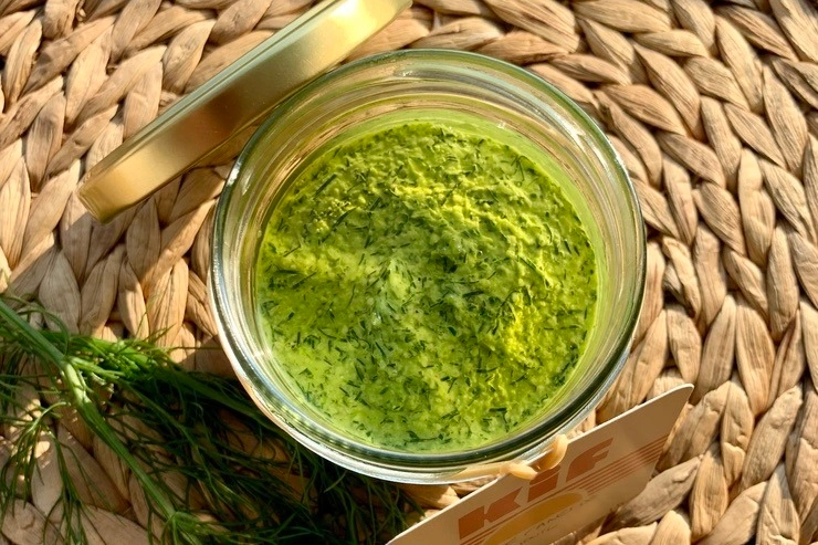 Presto de fâne de carottes dans un bocal en verre