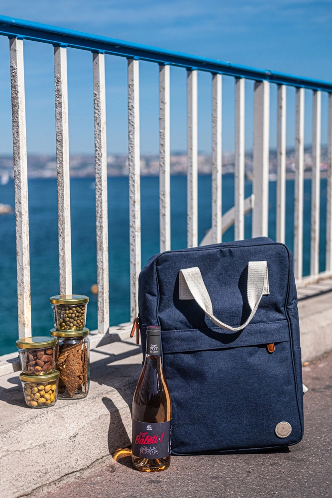 Glacière sac à dos à Marseille, apéro en bocaux, bouteille de vin rosé