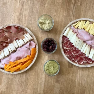 Plateaux "un petit peu de tout svp", charcuterie sans nitrite et fromages fermiers, tartinades maison et antipastis