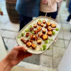 Prestation traiteur mariage, brochettes de poulpe marinée au citron et piment d’Espelette