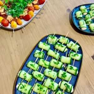 Involtini de concombre à la truite fumée, brochettes de poulpe marinée au citron et piment d'espelette