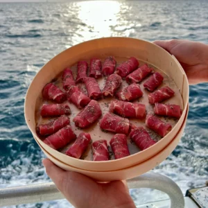 Involtini de jambon cru dix mois fourrés à la ricotta et au citron lors d'une prestation traiteur sur un bateau