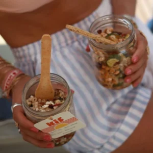 Pique-nique sur un bateau à Marseille, salade individuelle avec leur fourchette mangeable