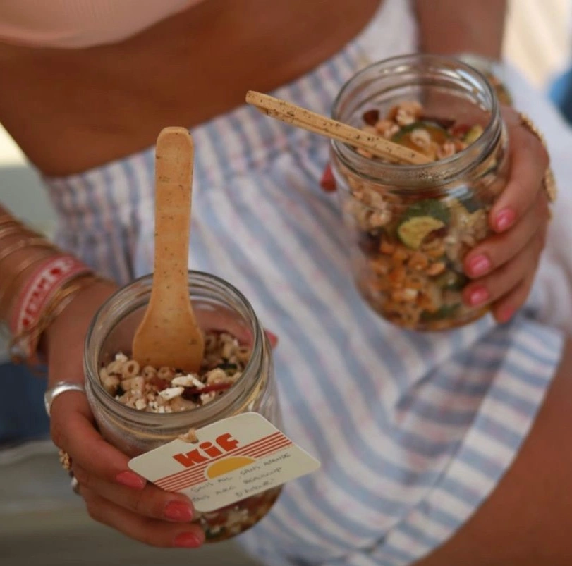 Pique-nique sur un bateau à Marseille, salade individuelle avec leur fourchette mangeable