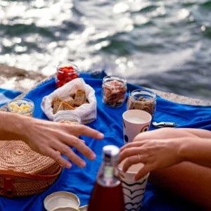 apéro ou pique nique à Marseille au bord de l'eau charcuterie, fromage, pain, boisson sans alcool
