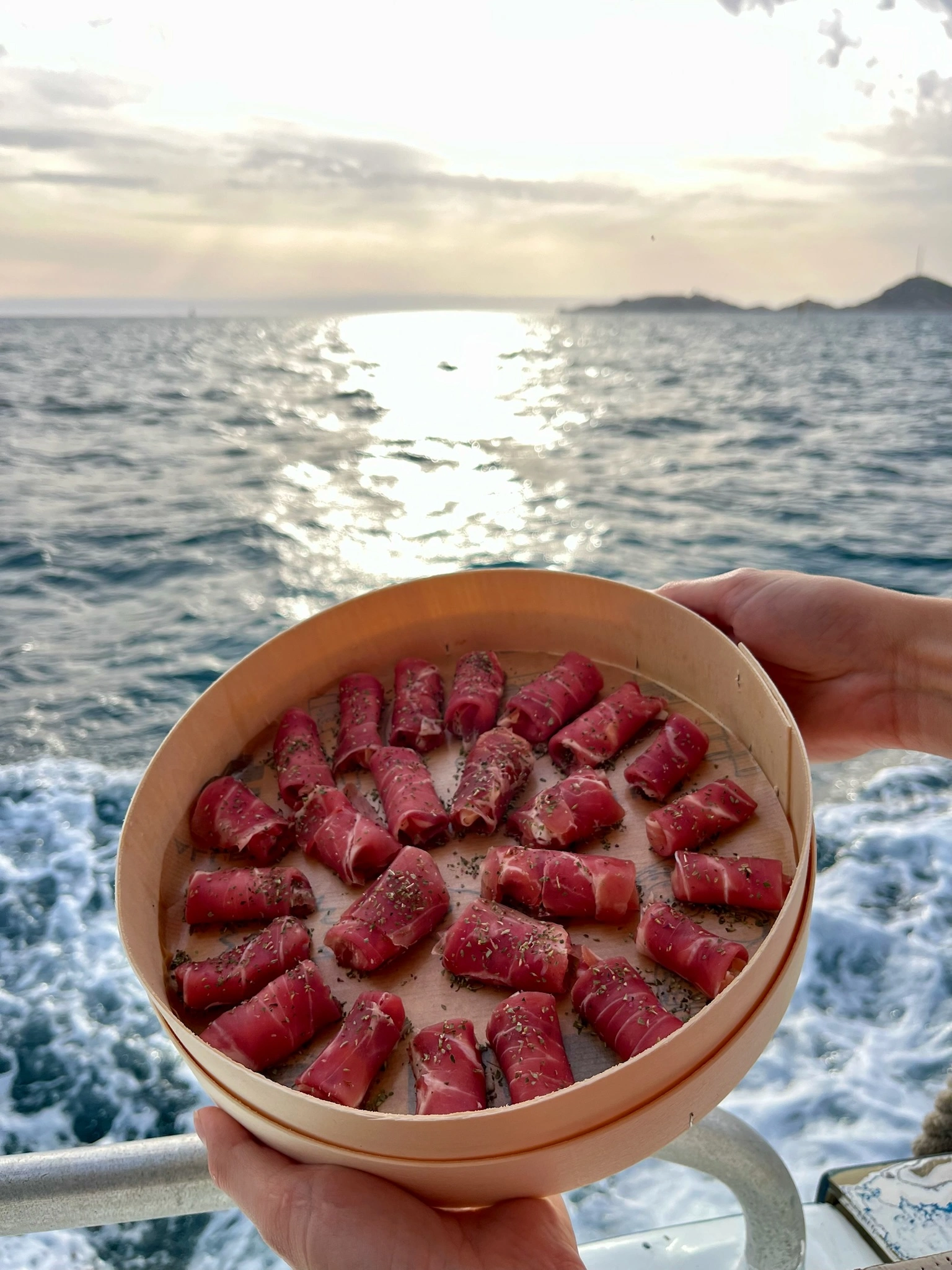 Involtini de jambon cru dix mois fourrés à la ricotta et au citron lors d'une prestation traiteur sur un bateau