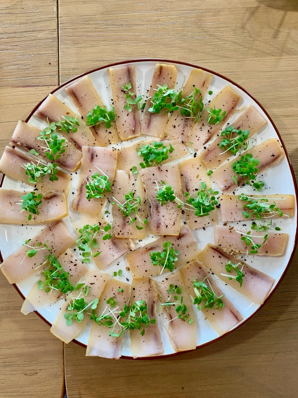 Sashimi d'espadon et micro pousse de moutarde wasabi
