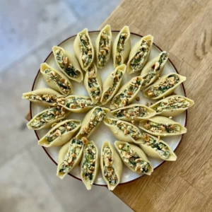 Conchiglioni (grosses pâtes coquillage) farcies avec des épinards de la ricotta et des noix
