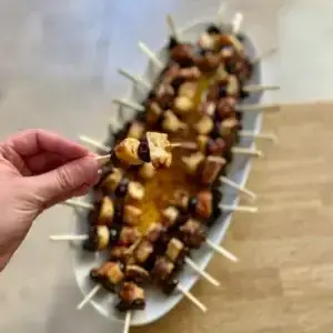 Mini brochettes de poulpe mariné au citron et piment d'espelette, avec des tomates séchées et des olives de Kalamata