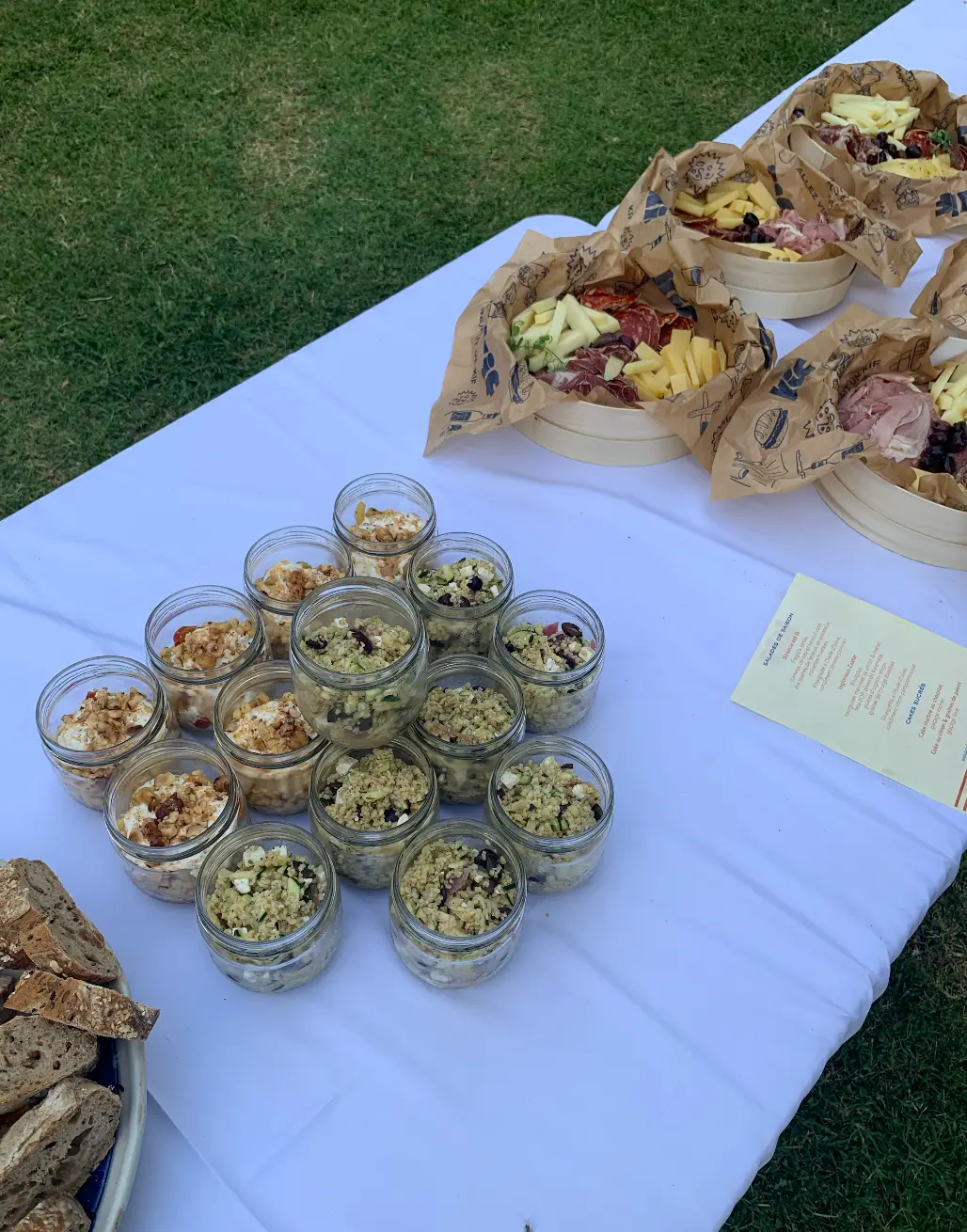 Box de charcuteries et fromages et petites salades en bocaux