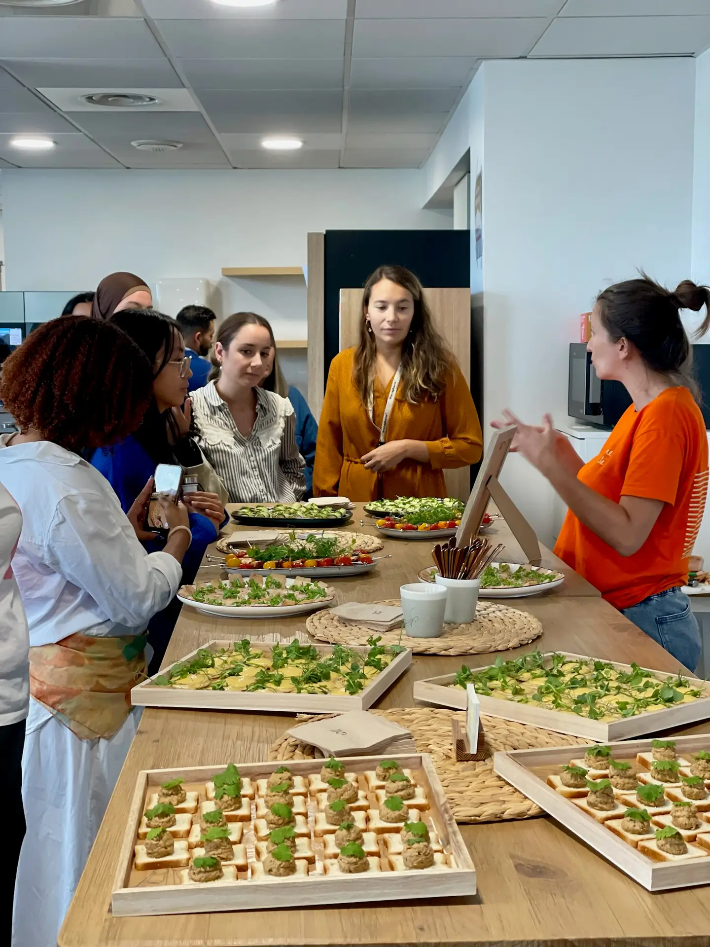 Salariés et collaborateurs goutant à des bouchées lors d'un atelier sur les produits de la mer