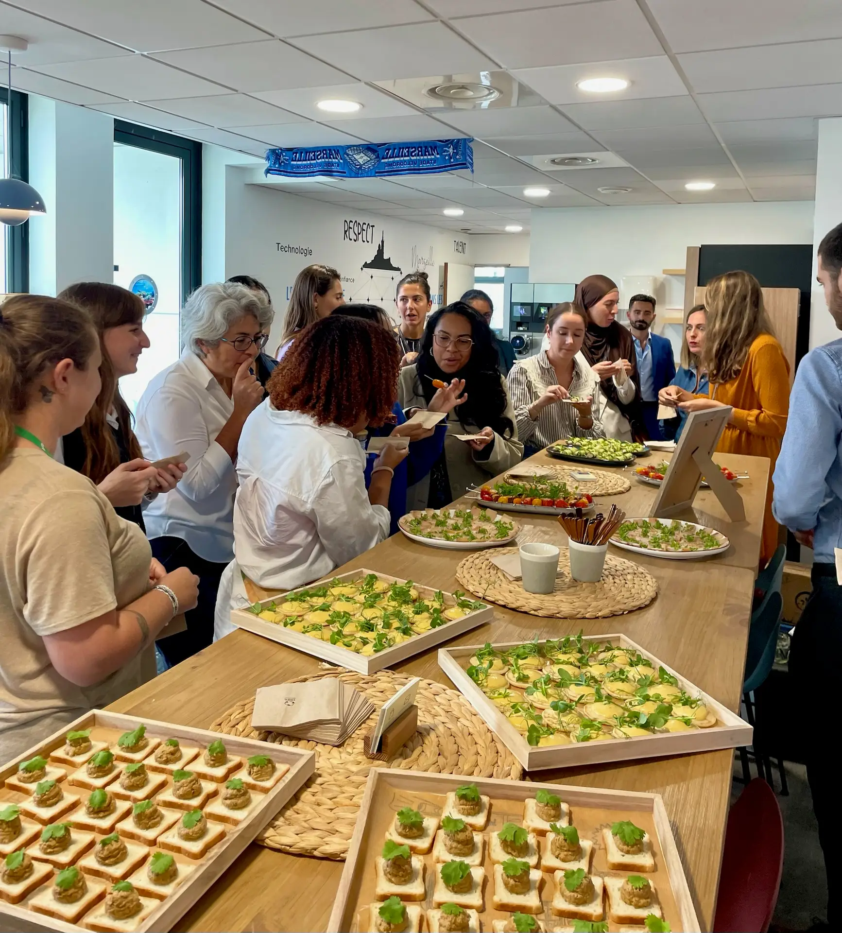 Salariés et collaborateurs goutant à des bouchées lors d'un atelier sur les produits de la mer