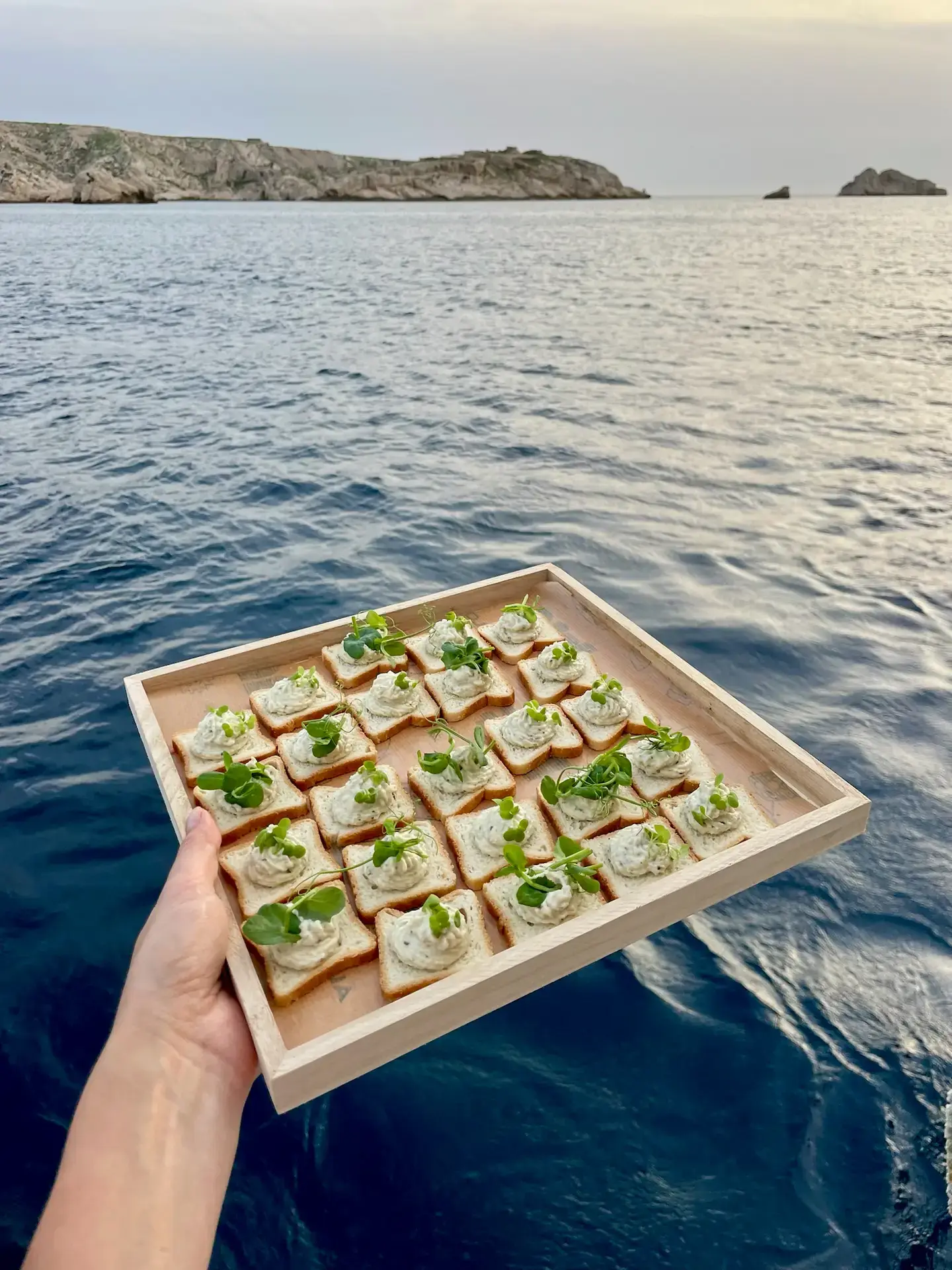 Petits toasts de crème d'oignons au pastis sur une prestation traiteur en bateau à Marseille