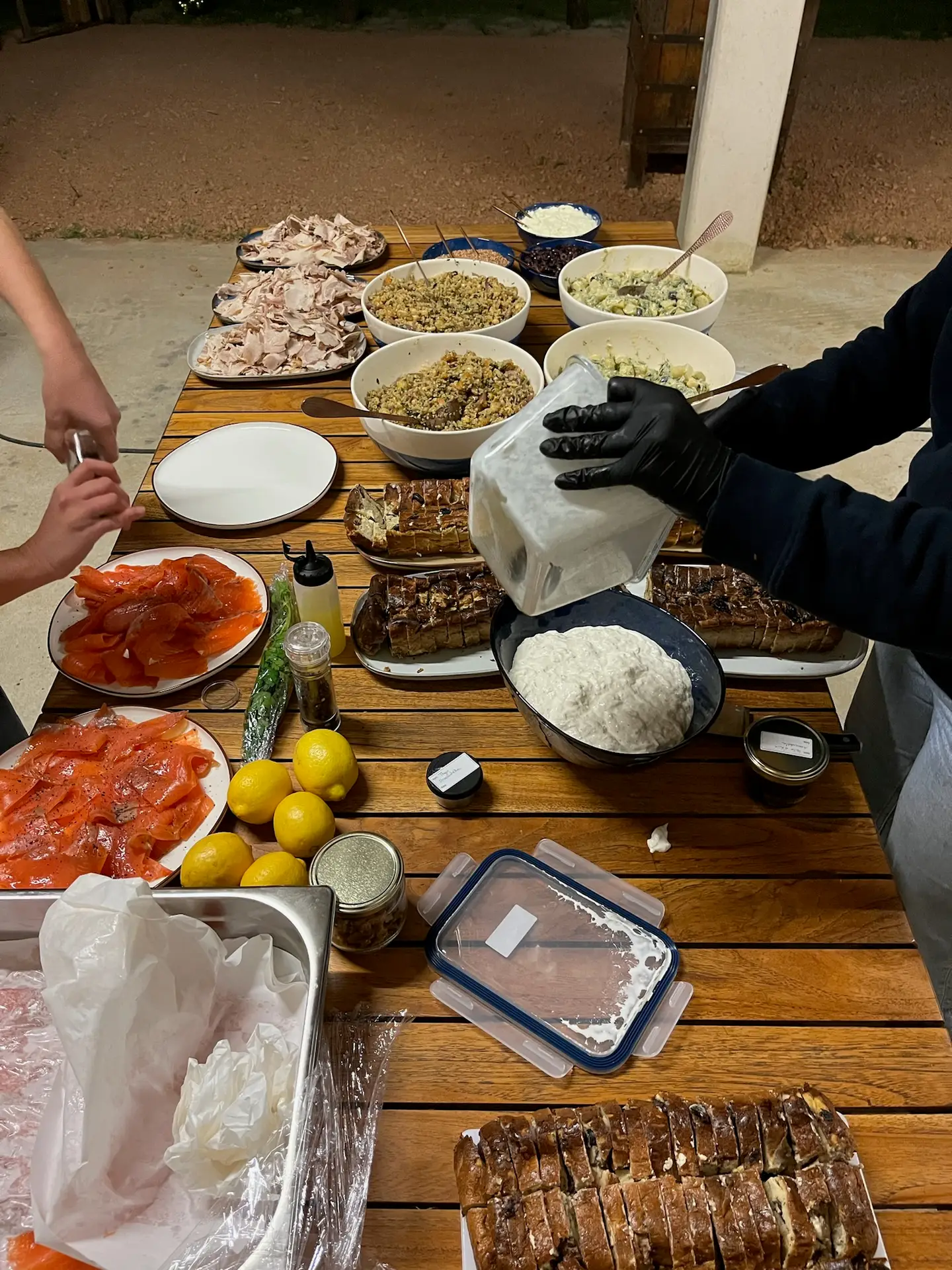Préparation d'un buffet pour une prestation mariage pour 90 personnes