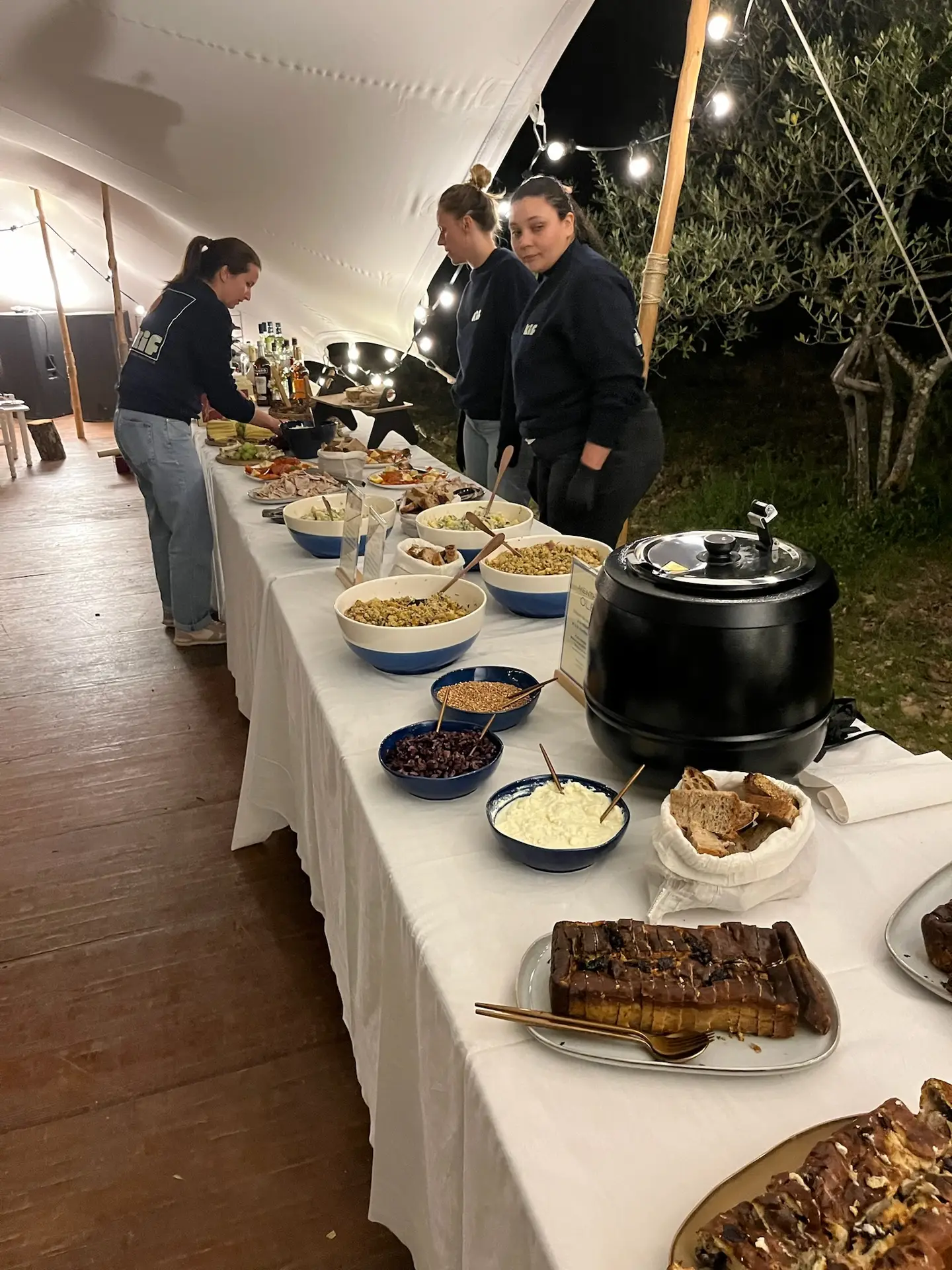 Prestation traiteur pour un mariage de 90 personnes à Brignoles : buffet de salades, plats froids, viandes, velouté et cakes salés