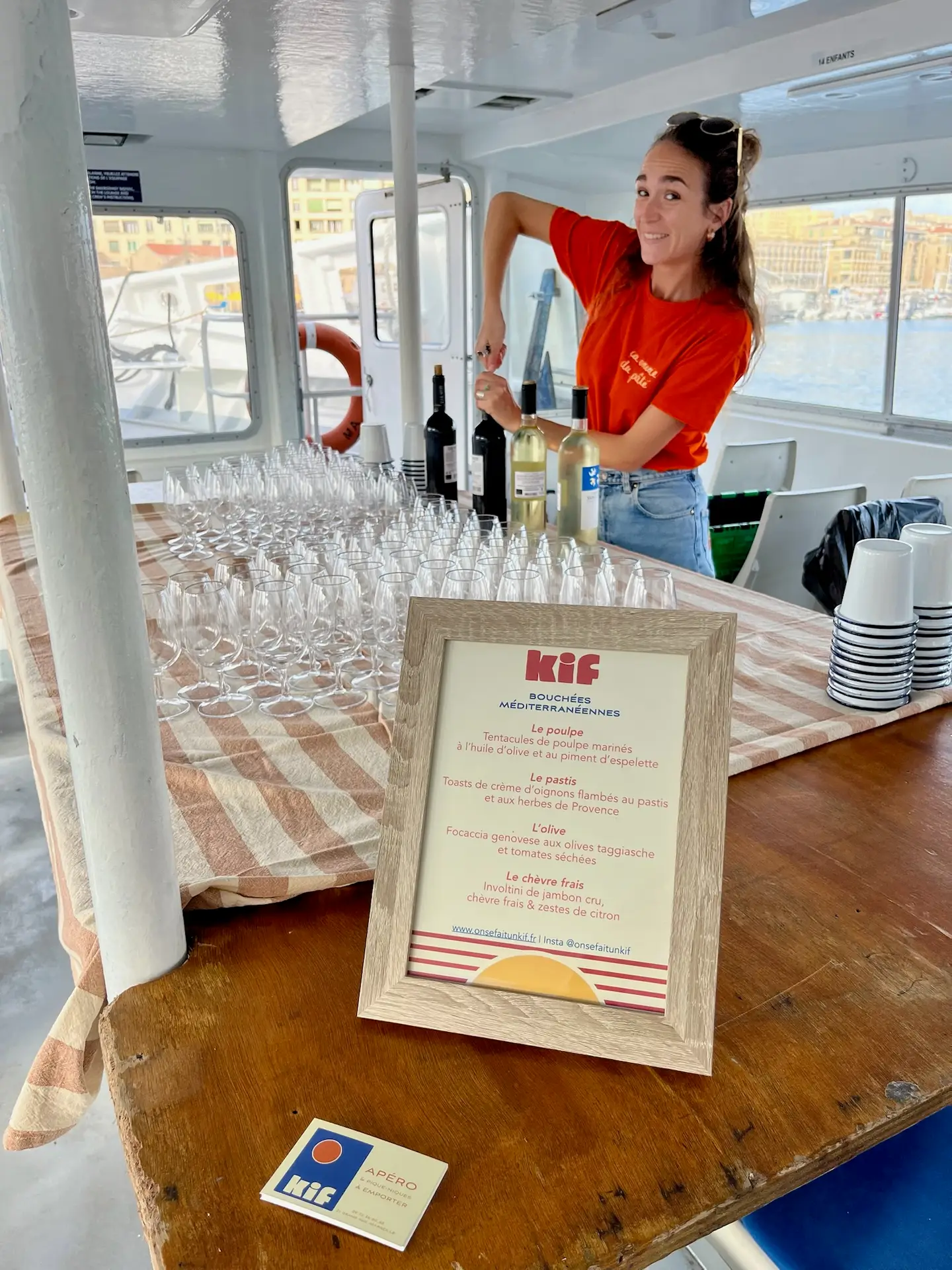 Service des boissons sur une prestation traiteur en bateau à Marseille
