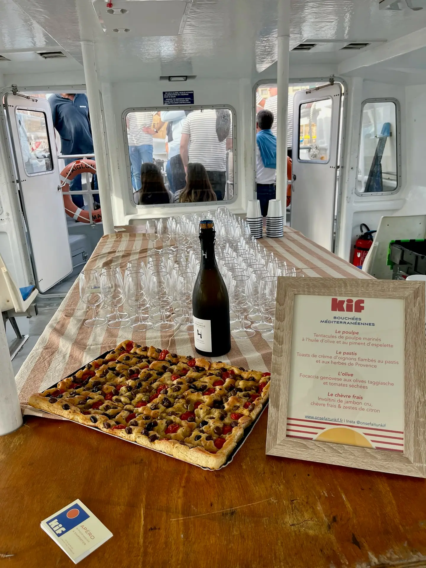 focaccia, champagne et verres réutilisables sur une prestation traiteur en bateau