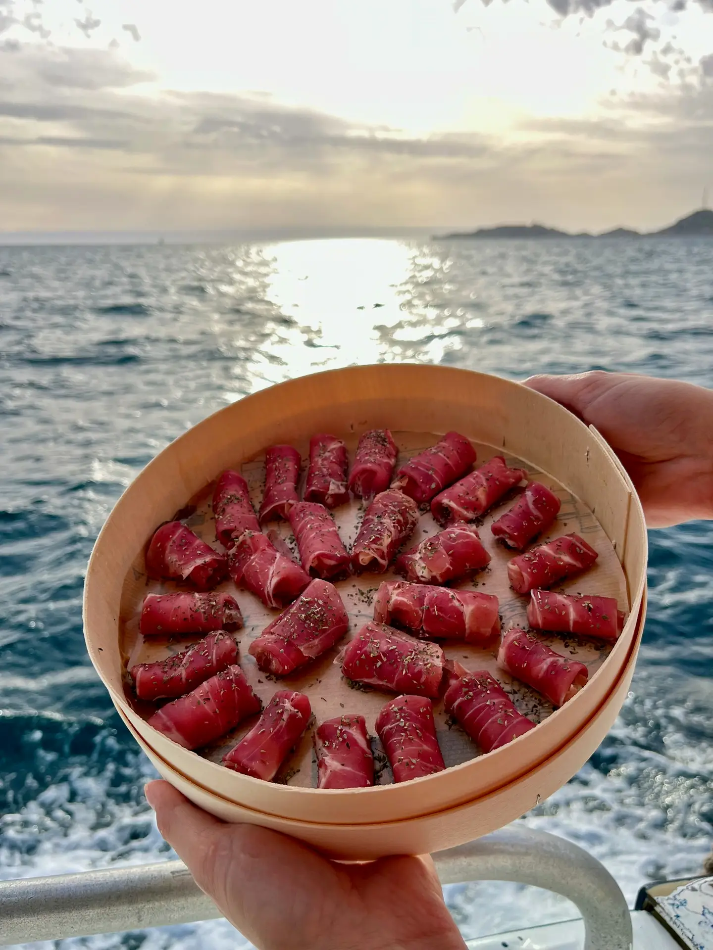 Involtini de jambon cru et chèvre frais sur une prestation traiteur en bateau à marseille
