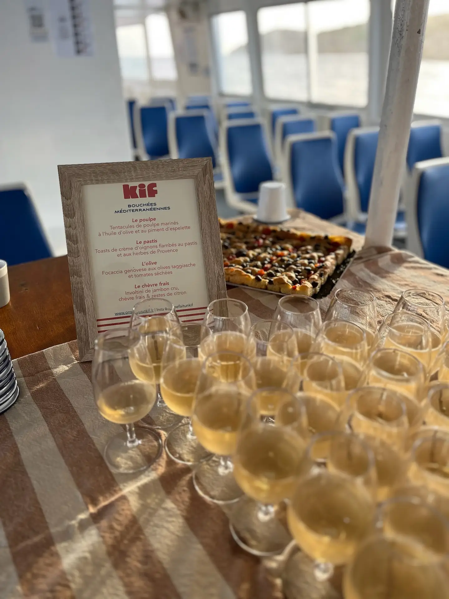 Champagne et focaccia sur une prestation traiteur en bateau à marseille