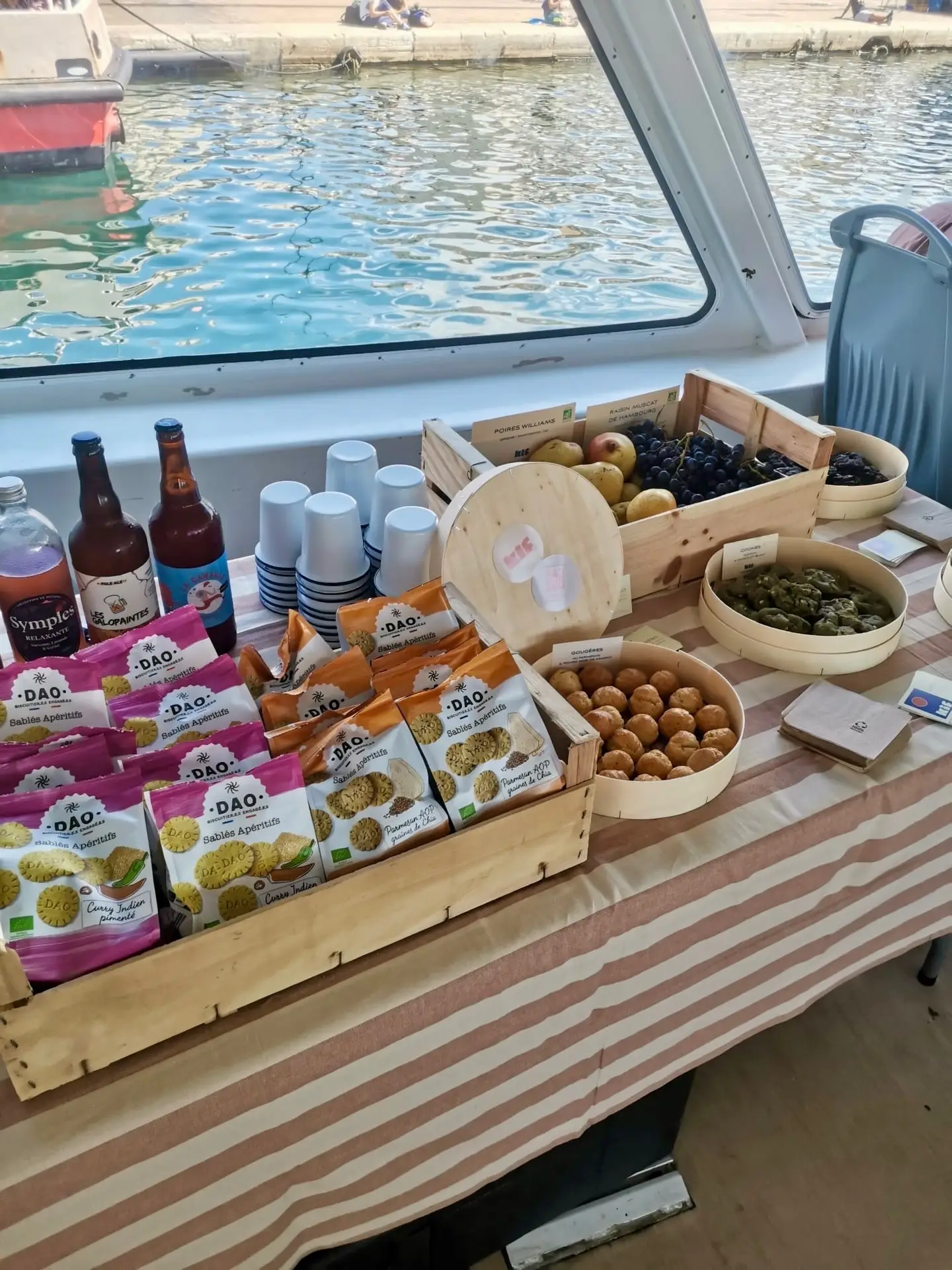 prestation traiteur sur un bateau à Marseille : collation avec biscuits, gougères, fruits frais, bières, softs