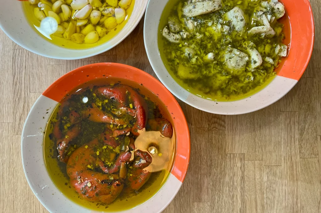 antipastis, légumes à l'huile, artichauts, poivrons, ail confit