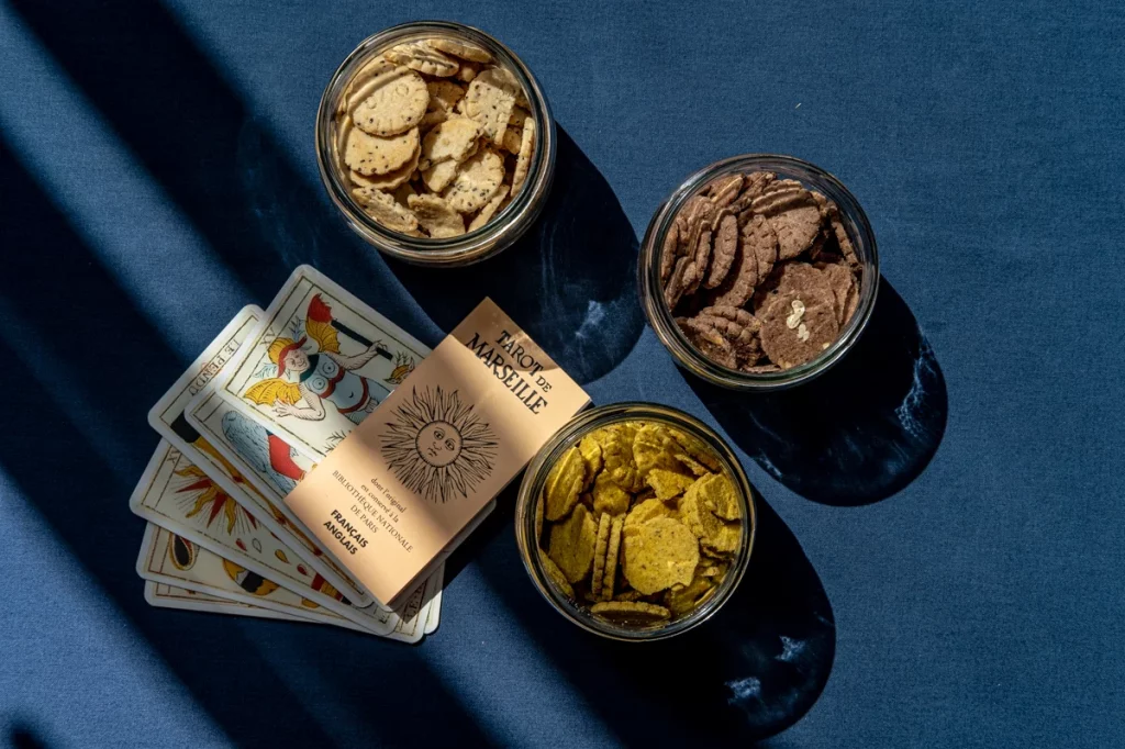 Tarot de Marseille, apéro Kif, bocaux de biscuits aux olives, parmesan et curry de Madras