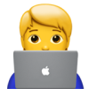 Personne qui commande sur son ordinateur
